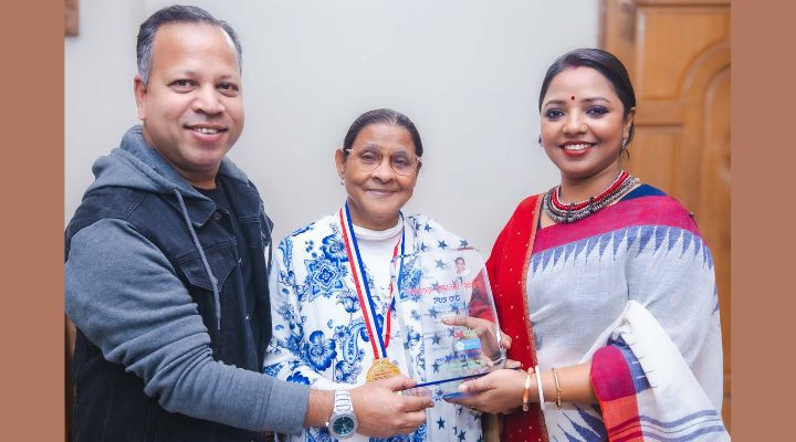 মধ্যনগরের শিপ্রা রায়ের হাতে ‘শিক্ষাগুরু সম্মাননা ২০২৬’